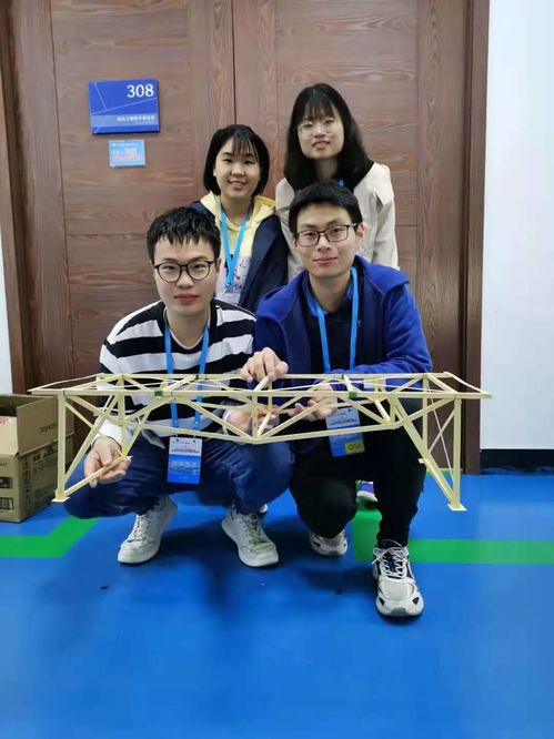 任帅参加大学生工程训练综合能力竞赛  (右为任帅)